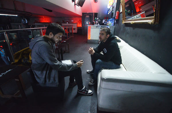 Alejandro y Cyrus de New Found Glory charlando en la Sala Penelope de Madrid