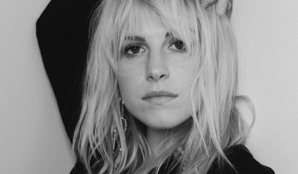 Escucha el nuevo álbum de Hayley Williams, 'FLOWERS for VASES
